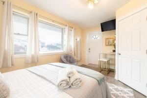 Chic Groton Studio • A Cozy, Modern & Central Gem