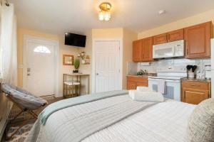 Chic Groton Studio • A Cozy, Modern & Central Gem