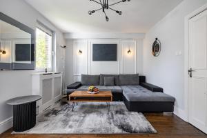 Authentic Duplex Apt and Private Parking in Chelsea