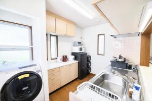 Shibuya Ward, 3 bedrooms, 15 minutes to Shinjuku Station by foot and subway 貸切一軒家9名様 新宿駅から4分の幡ヶ谷駅徒歩11分 渋谷駅直通バス停徒歩1分 ピアノと防音室有