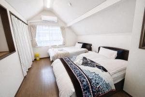 Shibuya Ward, 3 bedrooms, 15 minutes to Shinjuku Station by foot and subway 貸切一軒家9名様 新宿駅から4分の幡ヶ谷駅徒歩11分 渋谷駅直通バス停徒歩1分 ピアノと防音室有