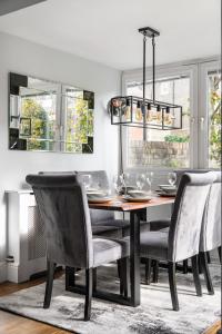 Authentic Duplex Apt and Private Parking in Chelsea