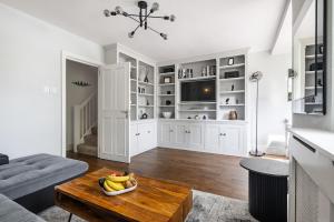 Authentic Duplex Apt and Private Parking in Chelsea