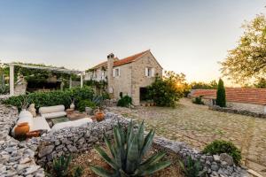 Sea View Villa with Tennis Court - Dvori sv Jurja