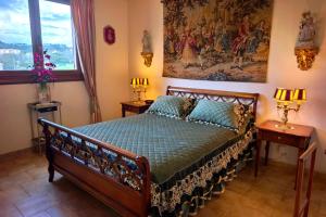 Large bright apartment with balcony and sea view