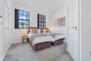 Spacious 2 Bed Near City - Sleeps 4 - WiFi - Easy Access