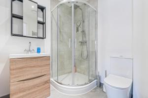 Spacious 2 Bed Near City - Sleeps 4 - WiFi - Easy Access