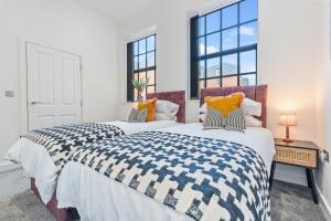 Spacious 2 Bed Near City - Sleeps 4 - WiFi - Easy Access