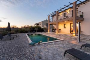 Villa Lumina Divina with Heated Pool near Porec