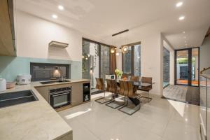 Tinys Villa 4 - Near Beach, Tourist Town, Pool with Jazcuzzi, Private Karaoke Room