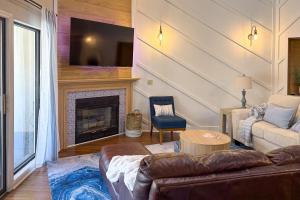 Indoor Pool Access: Golf Getaway Near 76 Strip!