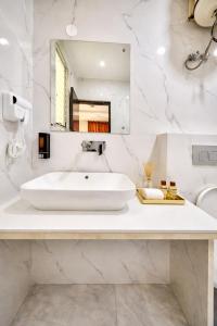 Grand Rosewood Suites inns Near Delhi International Airport