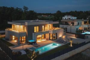 Designer Beach Villa Limes - Pool, Spa & Games