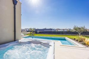 Designer Beach Villa Limes - Pool, Spa & Games