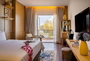 DLF Club 4