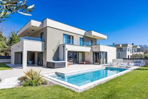 Designer Beach Villa Limes - Pool, Spa & Games