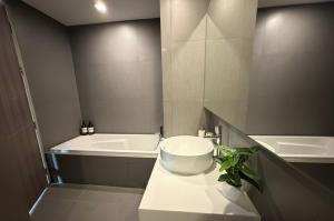Luxury 2BR 2BA Trapezo Walk to MRT QSNCC