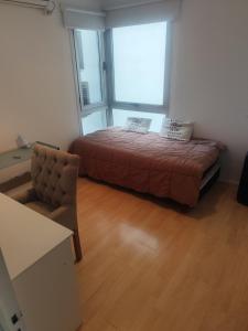 Living, 2 dormitorios con Cochera y Vista a los Bosques, BBQ y Laundry