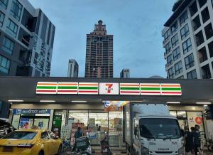 Luxury 2 bed room 2 bathroom near QSNCC 400m MRT