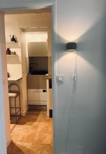 70s style studio 3 or 4p with balcony near Champs-Élysées