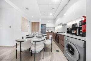 Free housekeeping visits during your stay - StayShort - Contemporary 2 Bed Retreat in Meydan for 6