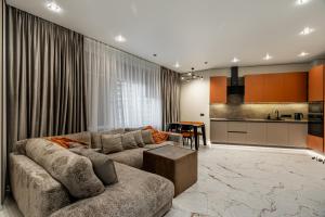 26-303 Manhattan 2-bedroom, Beresteiskyi 11, Kyiv, Politekh metro nearby, stunning city view, 15 kW backup power, Petrovdom Apartment
