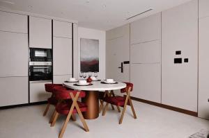 Elegant 1BR Apartment in Hyde Walk by Imtiaz