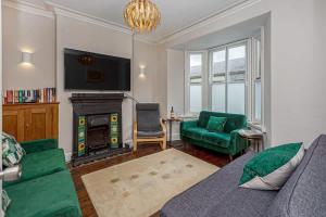 Character Townhouse in Town Centre & Superb Views