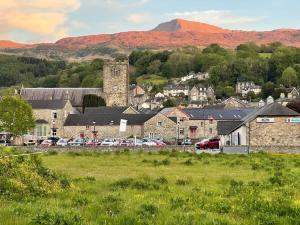 Character Townhouse in Town Centre & Superb Views