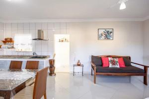 Casa de 4 suites com piscina, próxima a praias e do centro de Ubatuba