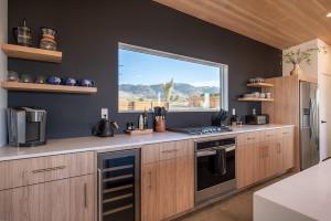 Desert Mantra - New Home Spa 10 Min to JT Park