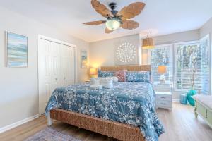 Coastal Paradise 2BR Villa Near Coligny & Beach