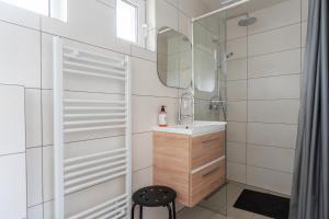 Zonneschijn, bungalow op vakantiepark bij zee