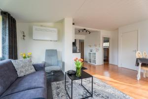 Zonneschijn, bungalow op vakantiepark bij zee