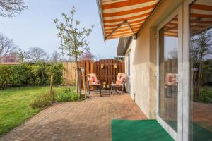 Zonneschijn, bungalow op vakantiepark bij zee