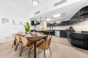 Free housekeeping visits during your stay - StayShort - Majestic 3 Bedroom in Dubai Marina that Sleeps 10