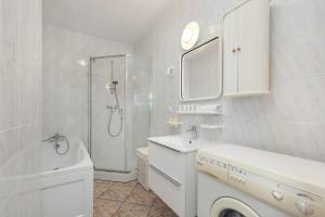 Plac Neptuna Bright Studio with Balcony by Noclegi Renters