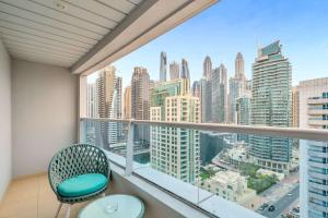 Free housekeeping visits during your stay - StayShort - Chic 1BR in Dubai Marina Sleeps 2