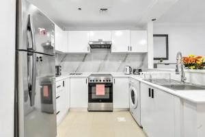 Free housekeeping visits during your stay - StayShort - Chic 1BR in Dubai Marina Sleeps 2