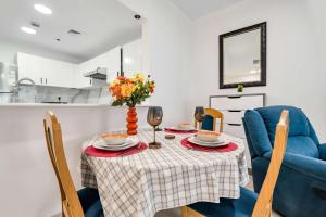 Free housekeeping visits during your stay - StayShort - Chic 1BR in Dubai Marina Sleeps 2