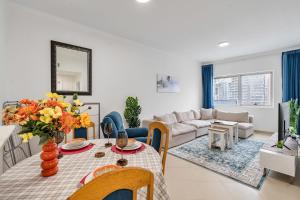 Free housekeeping visits during your stay - StayShort - Chic 1BR in Dubai Marina Sleeps 2