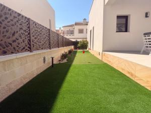 3 Bed Villa - Sleeps 6 - Private Pool - Parking