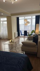 Затишна красива студія в новобудові з балконом