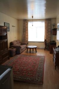 3-bedroom home, walking distance to train station