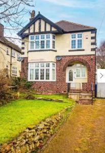 The Golden House, spacious family home, parking, garden