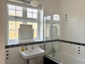 The Golden House, spacious family home, parking, garden