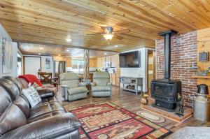 Nature Lover’s Retreat! Family Duck Creek Cabin