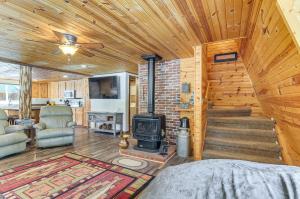 Nature Lover’s Retreat! Family Duck Creek Cabin