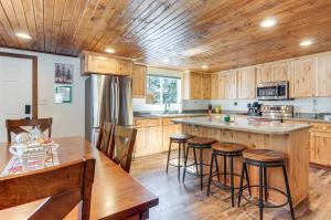 Nature Lover’s Retreat! Family Duck Creek Cabin