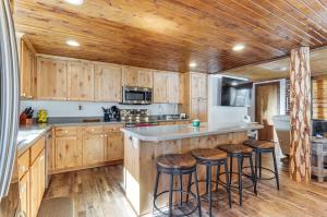 Nature Lover’s Retreat! Family Duck Creek Cabin